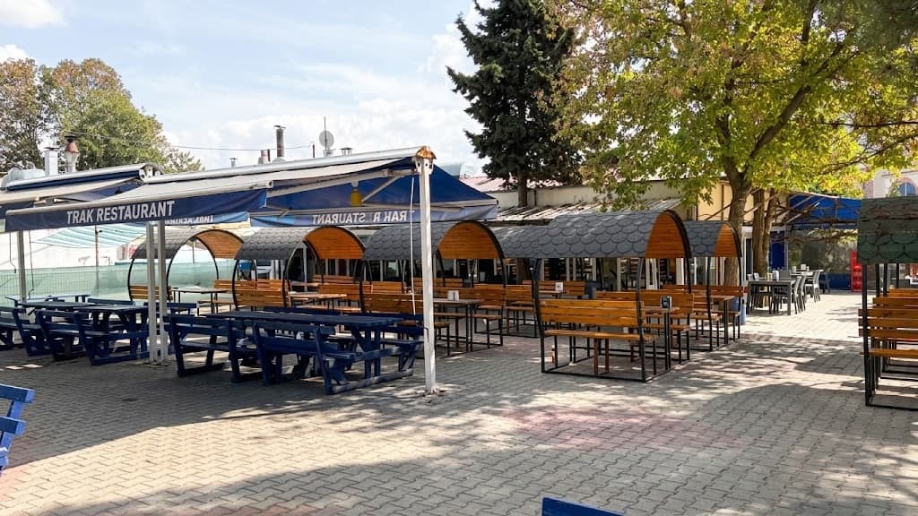EGEM-TRAK Restaurant teras oturma alanı