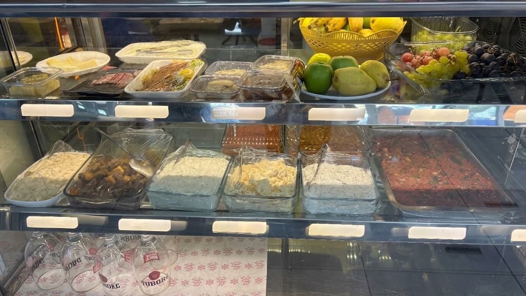 Günlük mezeler ve taze ürün reyonu
